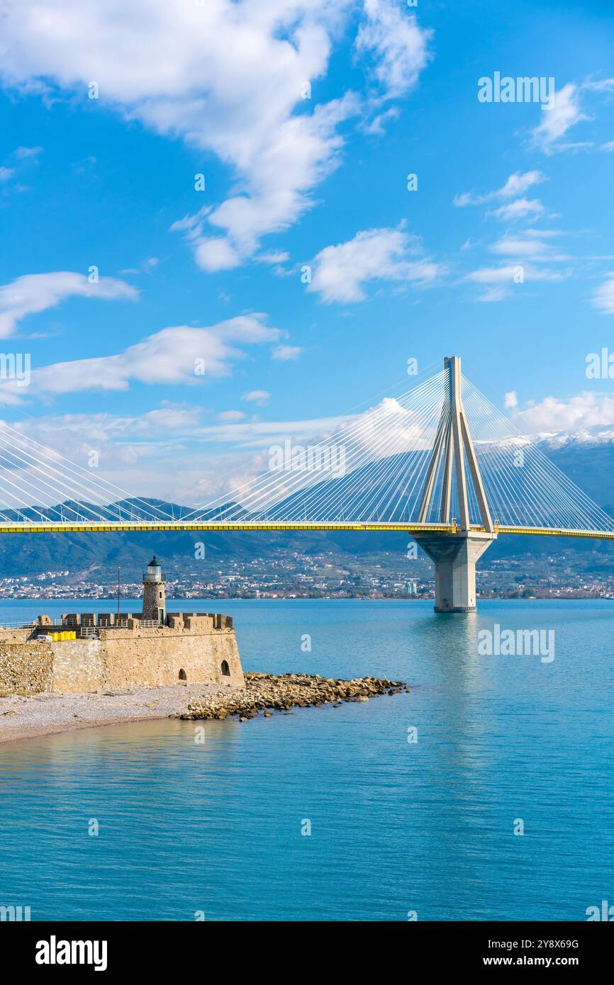 Faro e ponte di Charilaos Trikoupis tra Rio e Antirrio Foto Stock