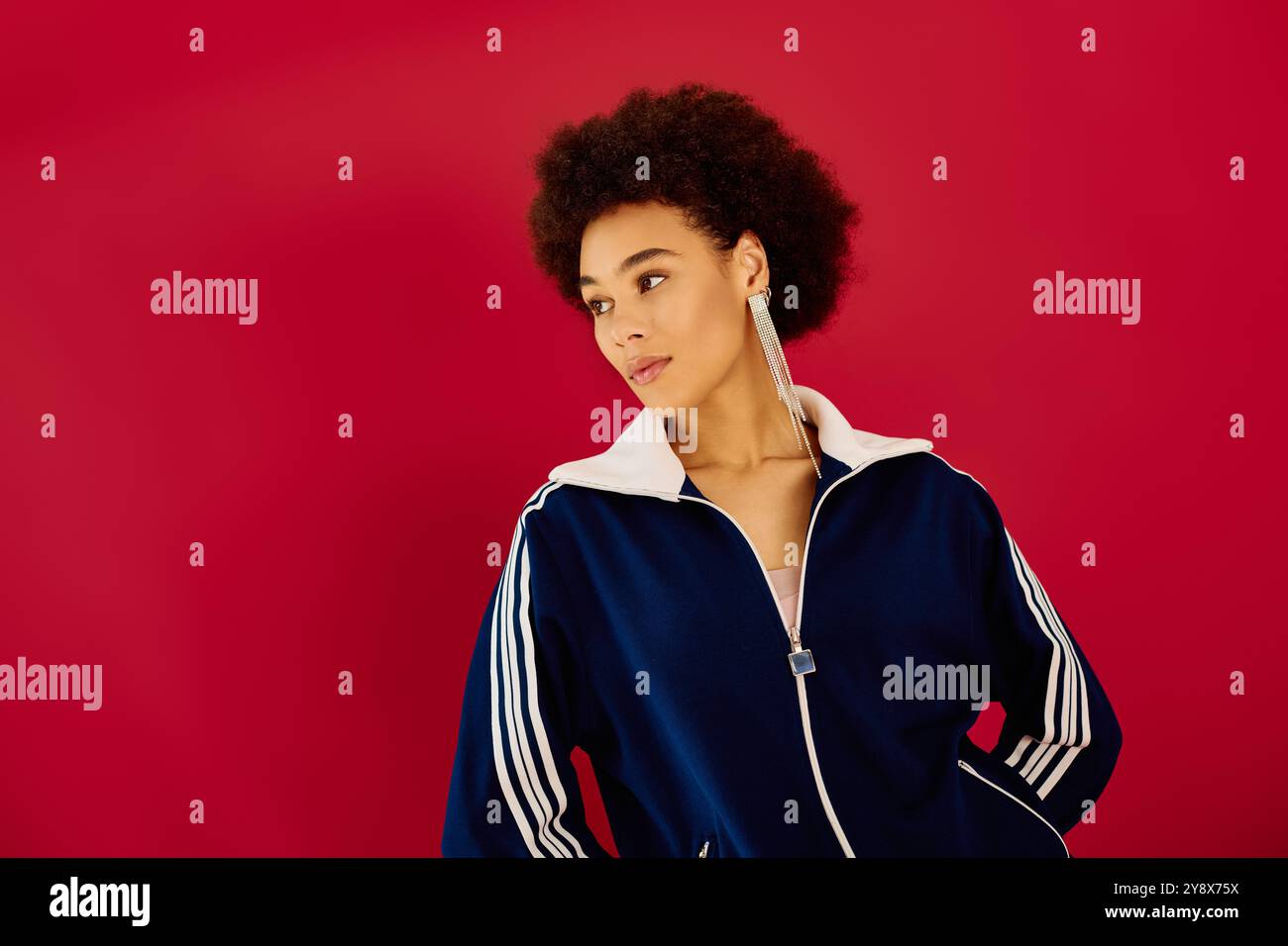 La donna emotiva pone con attenzione, esprimendo i suoi sentimenti in un ambiente suggestivo. Foto Stock