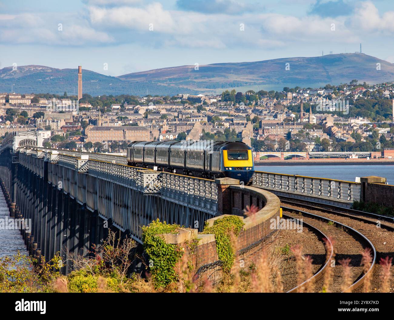 Dundee City, il treno attraversa il Tay Rail Bridge con la città di Dundee sullo sfondo, in Scozia Foto Stock