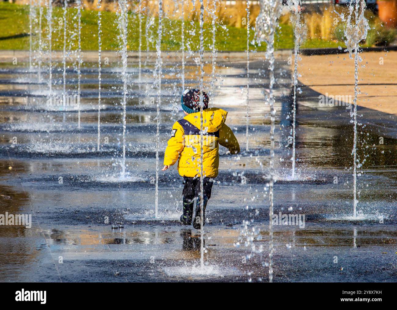 Città di Dundee, Scozia. I bambini giocano nel parco acquatico Dundee Waterfront Gardens, Scozia Foto Stock