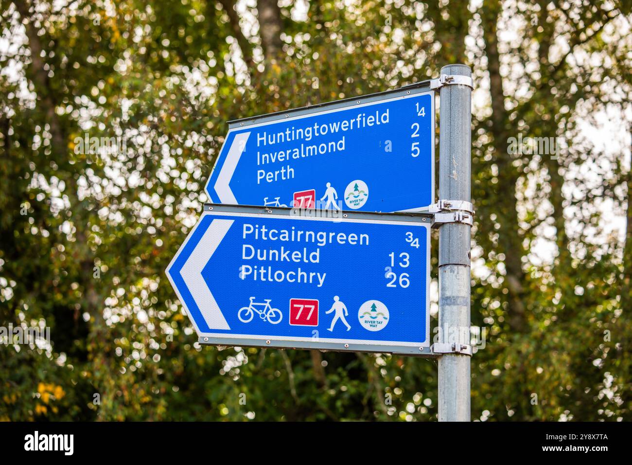 Perth, Scozia. Segnaletica che segnalano piste ciclabili e sentieri per passeggiate Foto Stock