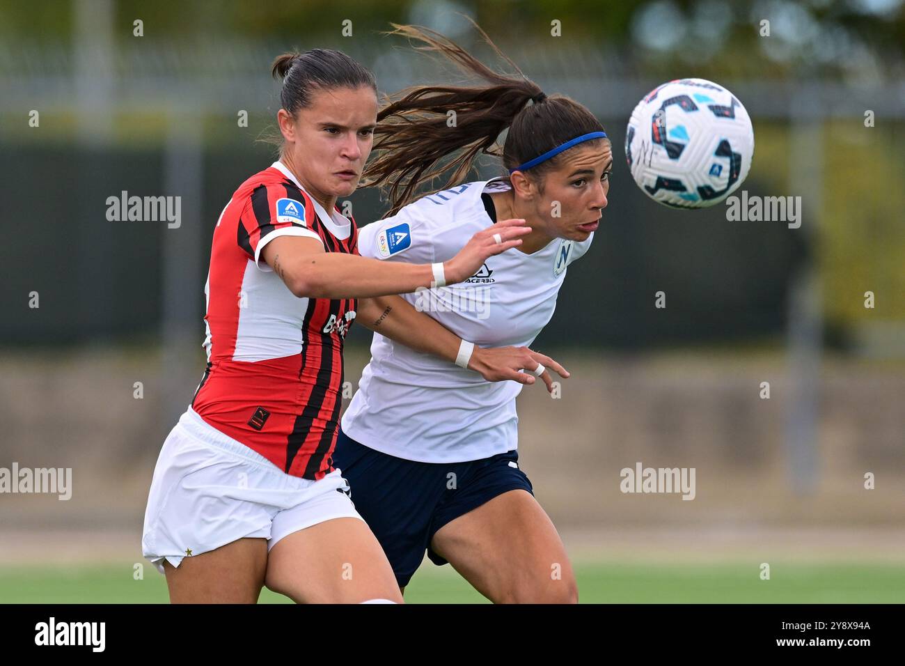 Monica Renzotti dell'AC Milan Women e Melissa Bellucci del Napoli Women gareggiano per il ballo durante la serie A femminile tra Napoli e AC Milan ad AR Foto Stock