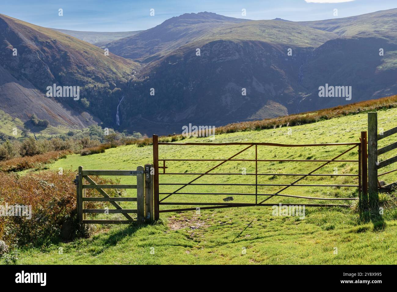 Porta sul North Wales Path e Pilgrim's Way con Aber Falls Beyond nel nord del parco nazionale di Snowdonia. Abergwyngregyn, Gwynedd, Galles, Regno Unito, Gran Bretagna Foto Stock