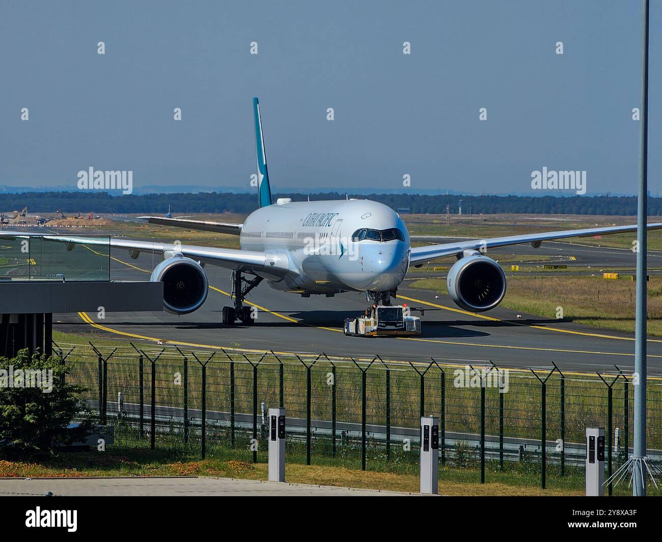 Francoforte, Assia, Germania - 13 agosto 2024: Cathay Pacific Airbus A350-1041 B-LXD fra Frankfurt Airport Foto Stock