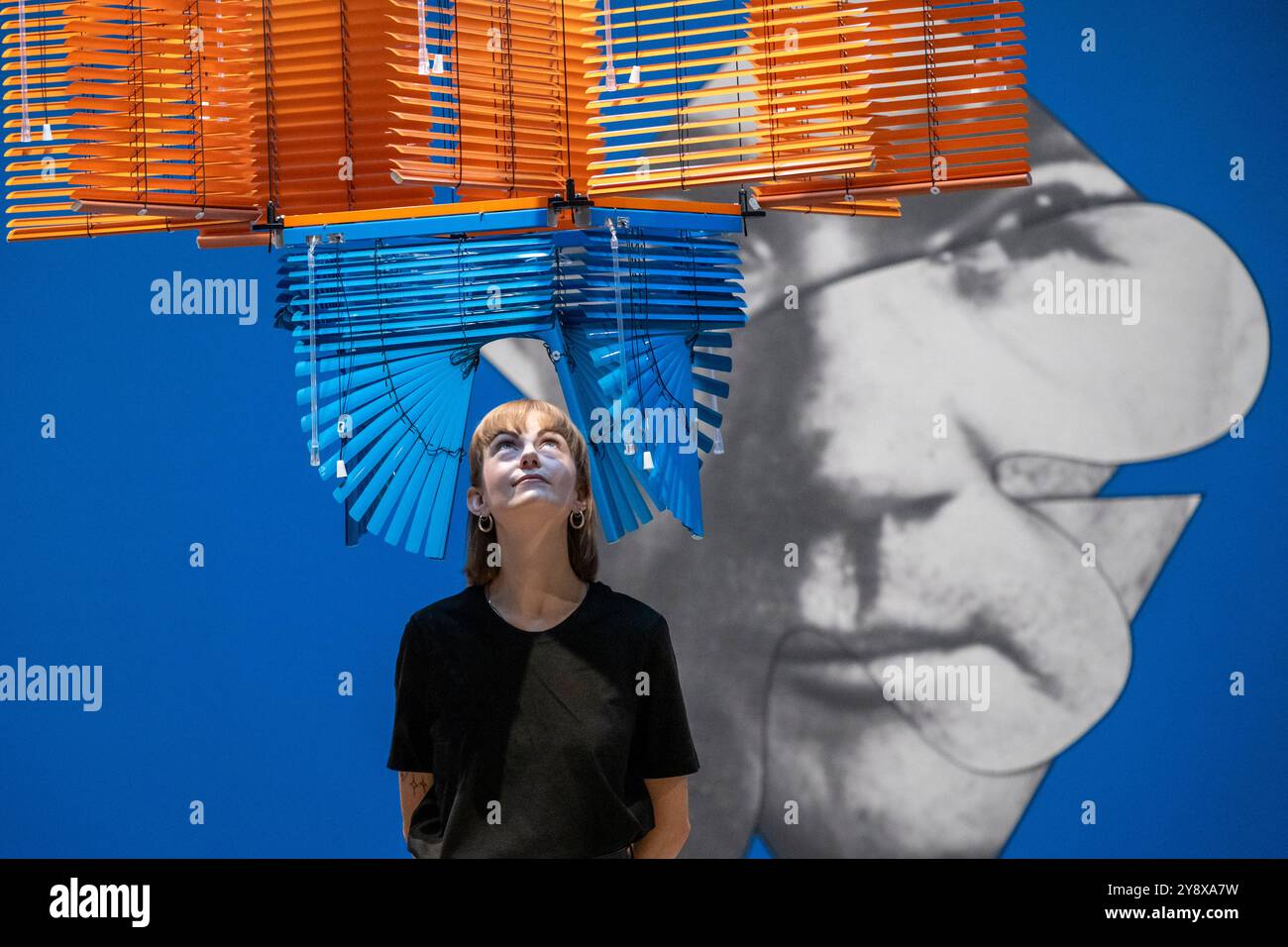 IMMAGINE UCCISA: IMMAGINE DA ELIMINARE E RIMUOVERE DA TUTTI I SISTEMI SU RICHIESTA DELLA GALLERIA. [EMBARGOED TO 00,01 8 Oct 24] Londra, Regno Unito. 7 ottobre 2024. A staff member with Stacked Corners – Ventilating Orange and Blue Square, 2022, in anteprima di "Leap Year", una nuova mostra dell'artista coreana Haegue Yang presso la Hayward Gallery. Crediti: Stephen Chung / Alamy Live News Foto Stock