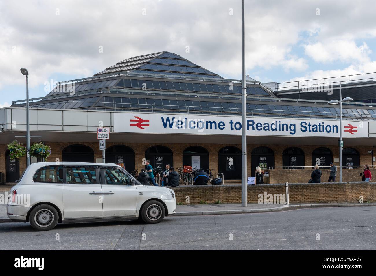 Reading Station, vista della stazione ferroviaria nella città del Berkshire, Inghilterra, Regno Unito Foto Stock