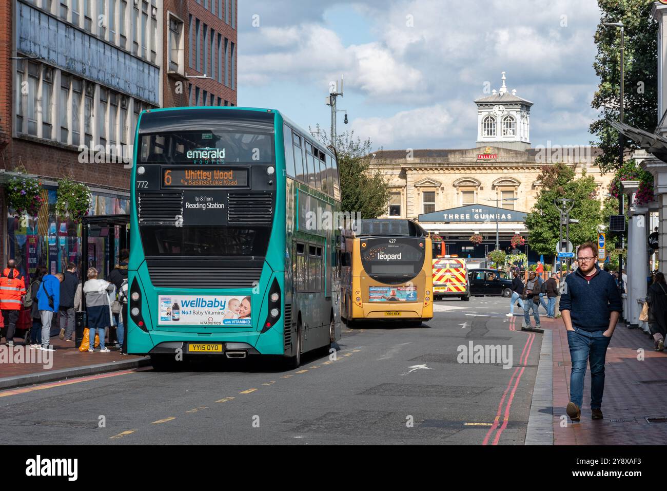 Station Road Street view nella città di Reading, Berkshire, Inghilterra, Regno Unito, con autobus e persone Foto Stock
