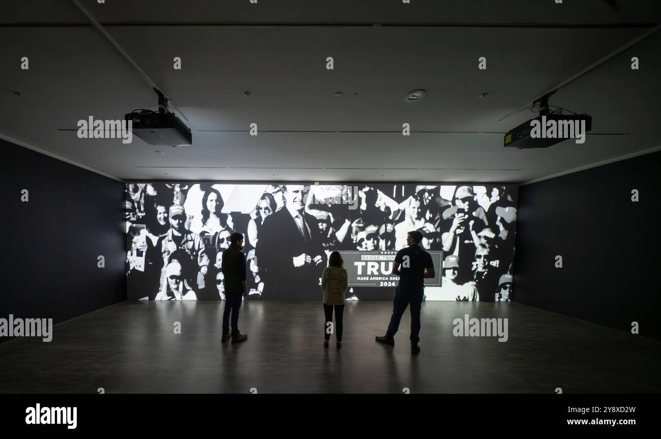 Pace Gallery, Londra, Regno Unito. Lunedì 7 ottobre 2024. Il film in bianco e nero di Robert Longo, dal ritmo ultrarapido, che presenta l'assalto della tempesta di immagini di un giorno di notizie internazionali: Il 4 luglio 2024. Crediti: Malcolm Park/Alamy Live News Foto Stock