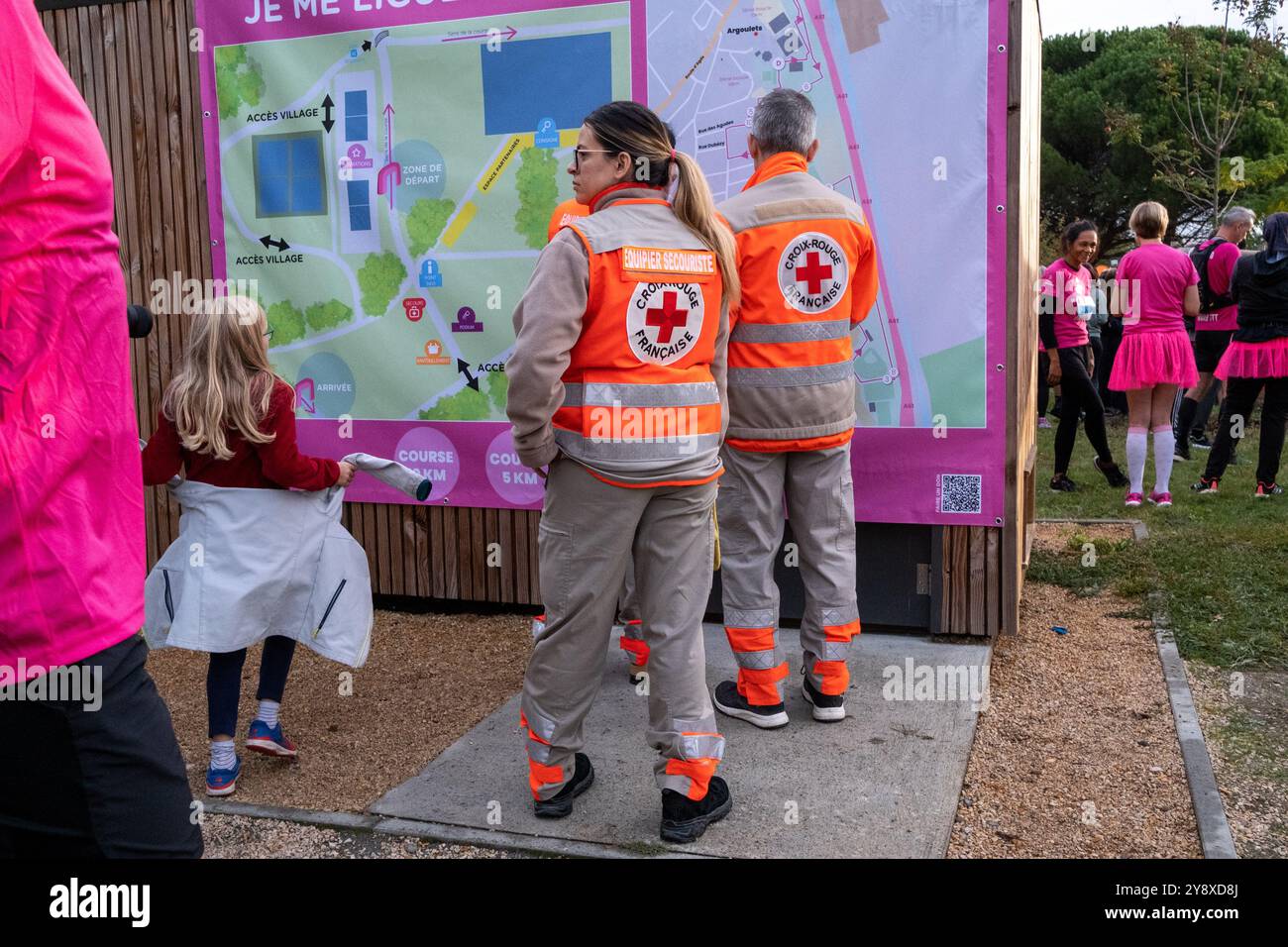 La Croce Rossa francese (Croix-Rouge Francaise) fu il primo aiutante durante un evento a Tolosa, nella regione francese dell'Occitania, il 5 ottobre 2024. Ligue contre le Foto Stock