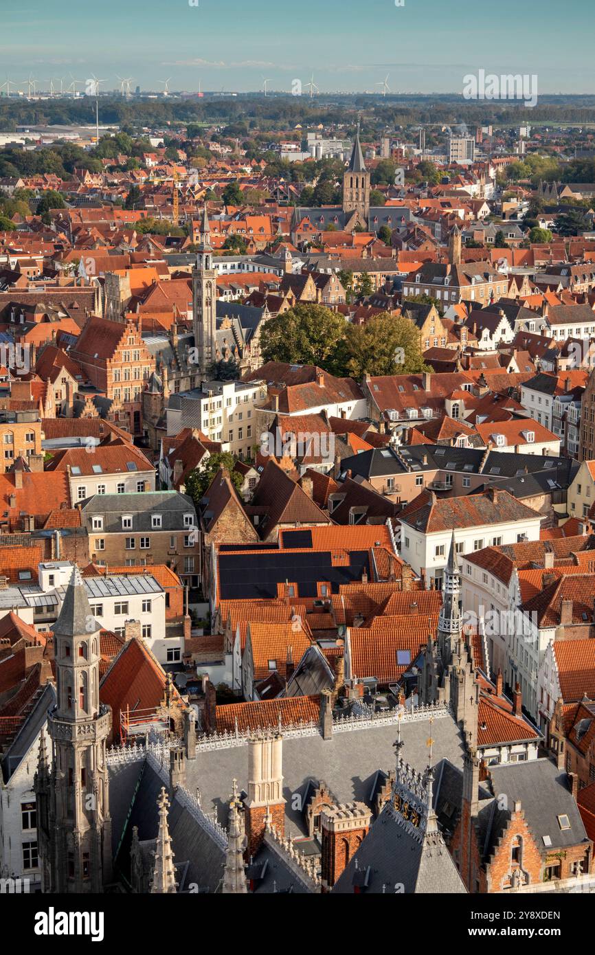 Belgio, Fiandre, Bruges, Grote Markt, vista sopraelevata a nord da Belfort verso Jeruzalemkapel Foto Stock