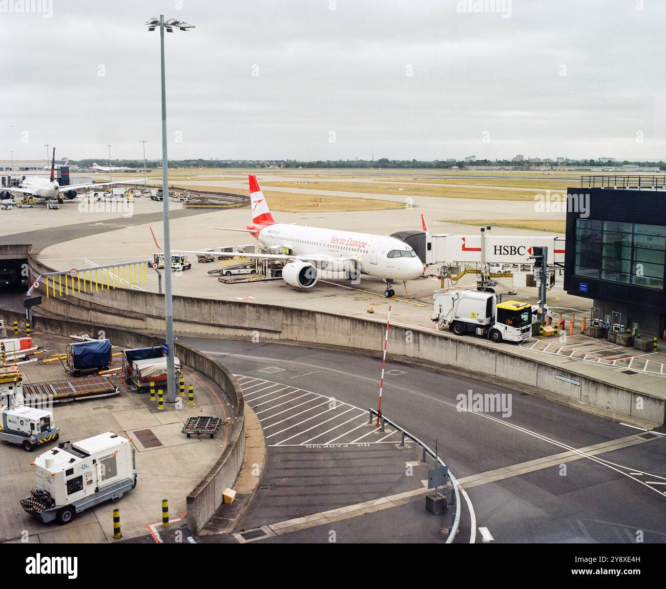 Austrian Airlines passeggeri jet, aeroporto di Heathrow, Londra, Inghilterra, Regno Unito. Foto Stock
