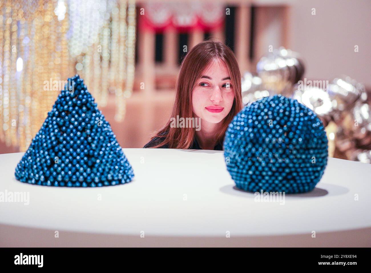 Londra, Regno Unito. 7 ottobre 2024. NOTA: EMBARGO fino alle 00:05 del 08/10/24 - Pics può essere utilizzato per le pubblicazioni del martedì. Personale con 'Sonicwear - Blue Conical Hand and Spherical Hand' (2022). L'anno bisestile è la prima importante indagine dell'artista Haegue Yang di fama internazionale nel Regno Unito che presenta opere dai primi anni '2000 ad oggi. La mostra sarà esposta alla Hayward Gallery fino al 5 gennaio 2025. Crediti: Imageplotter/Alamy Live News Foto Stock