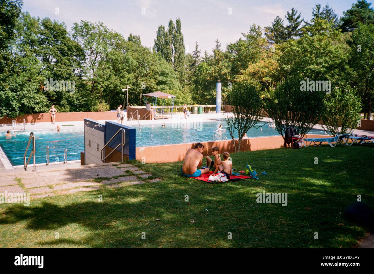Piscina per famiglie a Krapfenwaldlbad, Vienna, Austria, Europa. Foto Stock