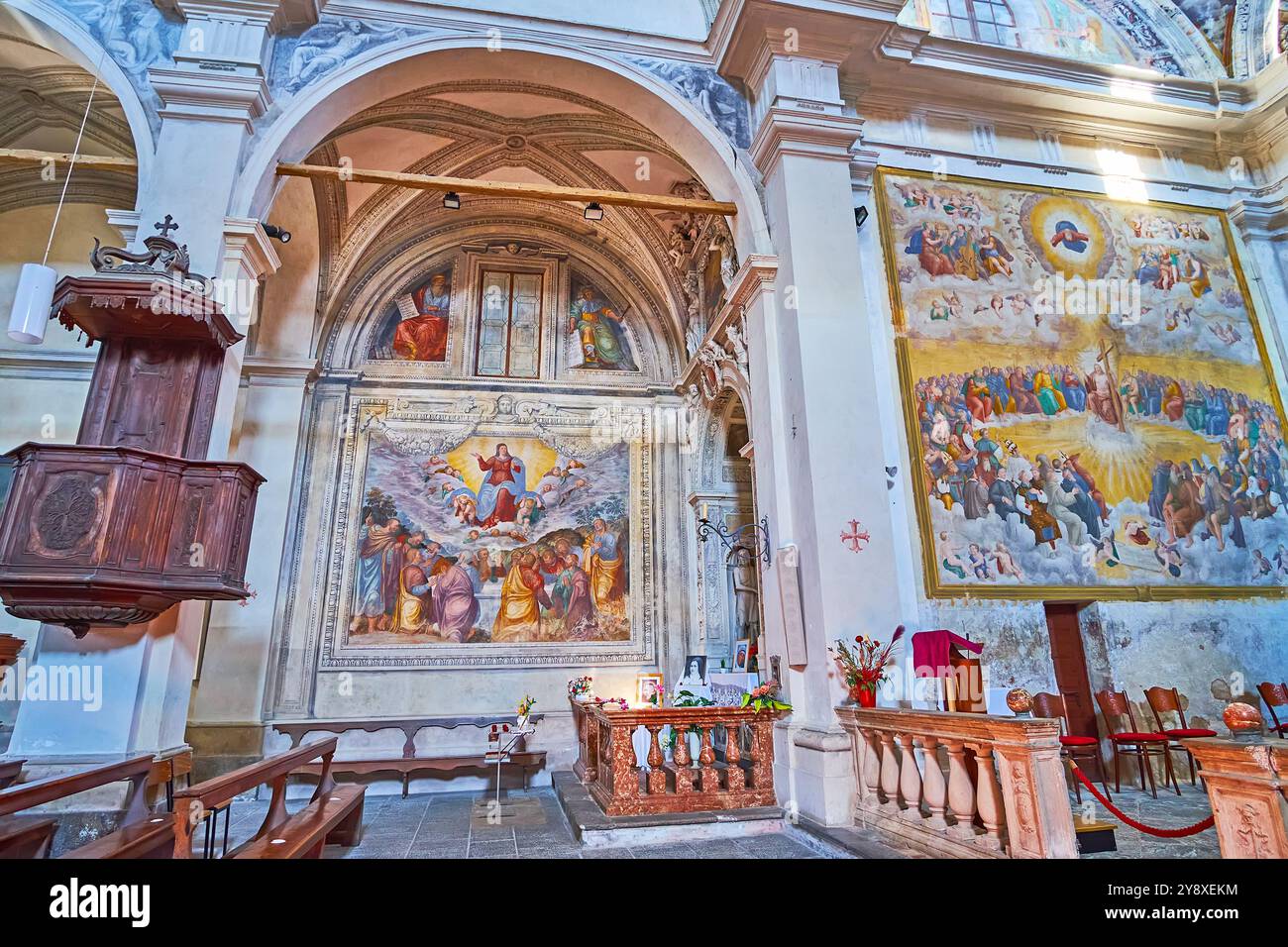 CARONA, SVIZZERA - 22 MARZO 2022: Chiesa parrocchiale medievale affrescata di San Giorgio e Sant'Andrea a Carona, Ticino, Svizzera Foto Stock