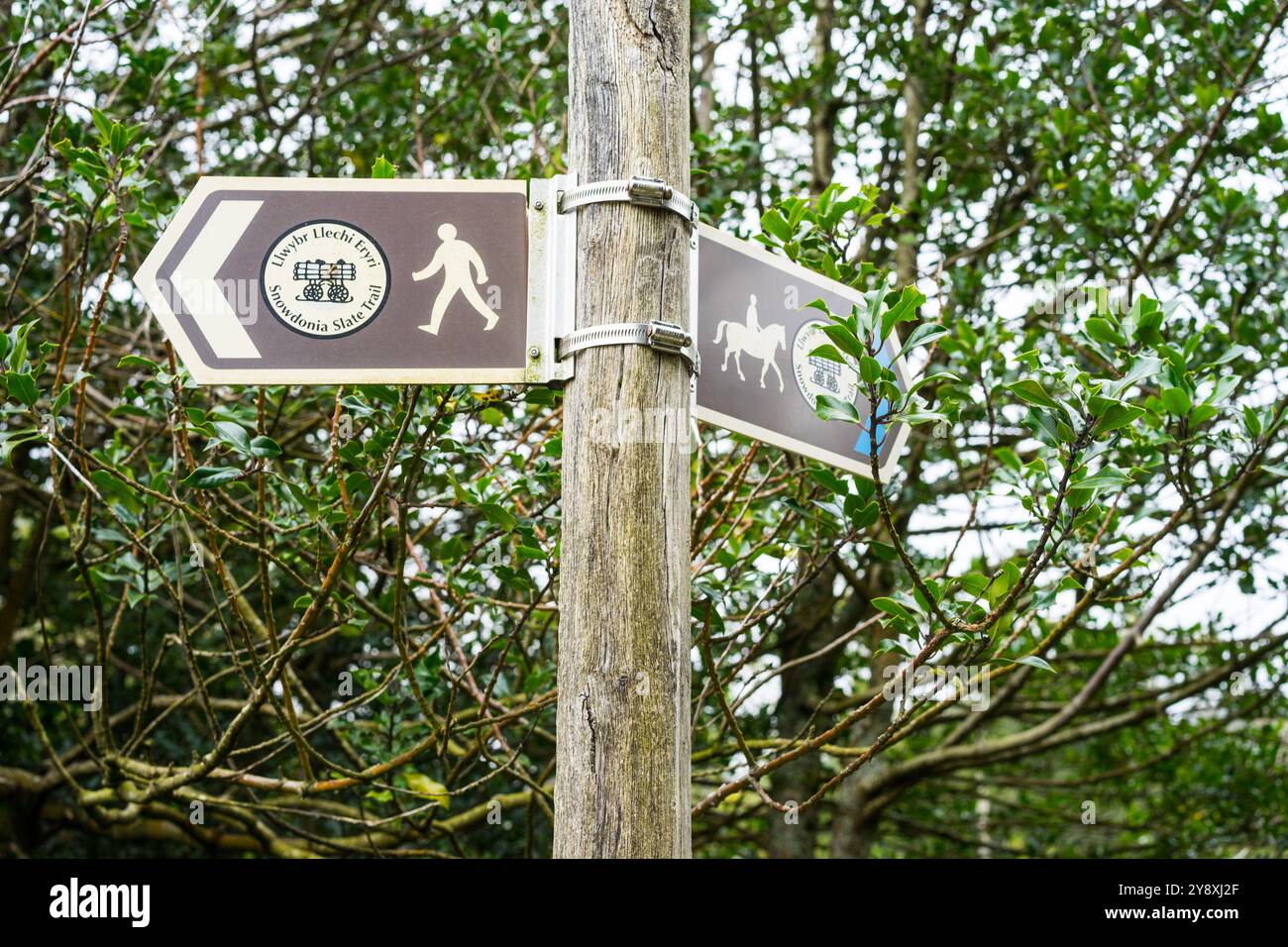 Cartello segnaletico Snowdonia Slate Trail a Capel Curig, Galles del Nord, Regno Unito. Foto Stock