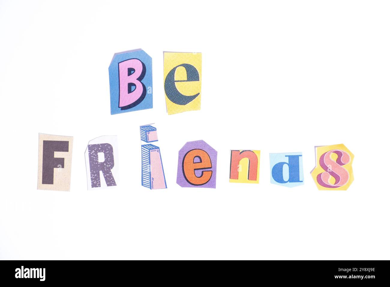 Frase Be Friends scritta in tipografia ritagliata in stile giornale isolata su sfondo bianco. Foto Stock
