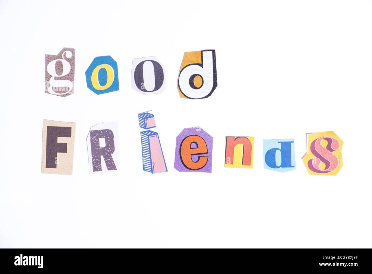 Frase "buoni amici" scritta in tipografia ritagliata in stile giornale isolata su sfondo bianco. Foto Stock