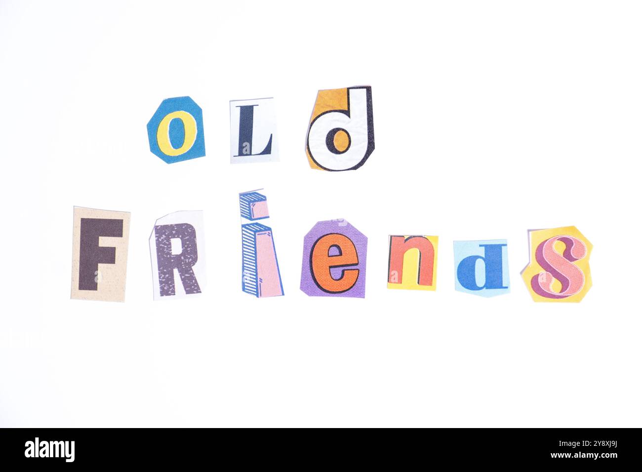 Frase Old Friends scritto in tipografia ritagliata in stile giornale isolata su sfondo bianco. Foto Stock