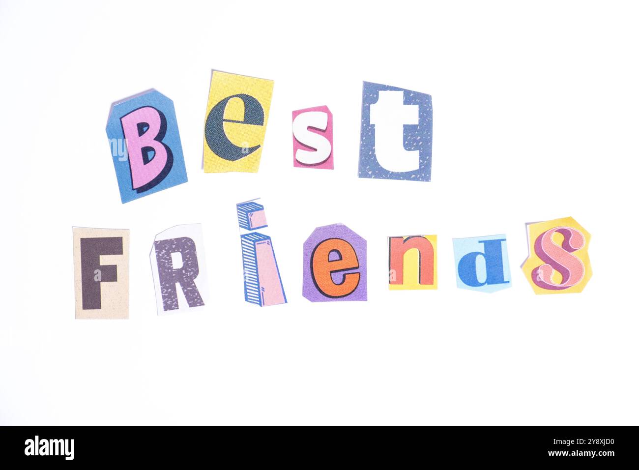 Frase Best Friends scritto in tipografia ritagliata in stile giornale isolata su sfondo bianco. Foto Stock