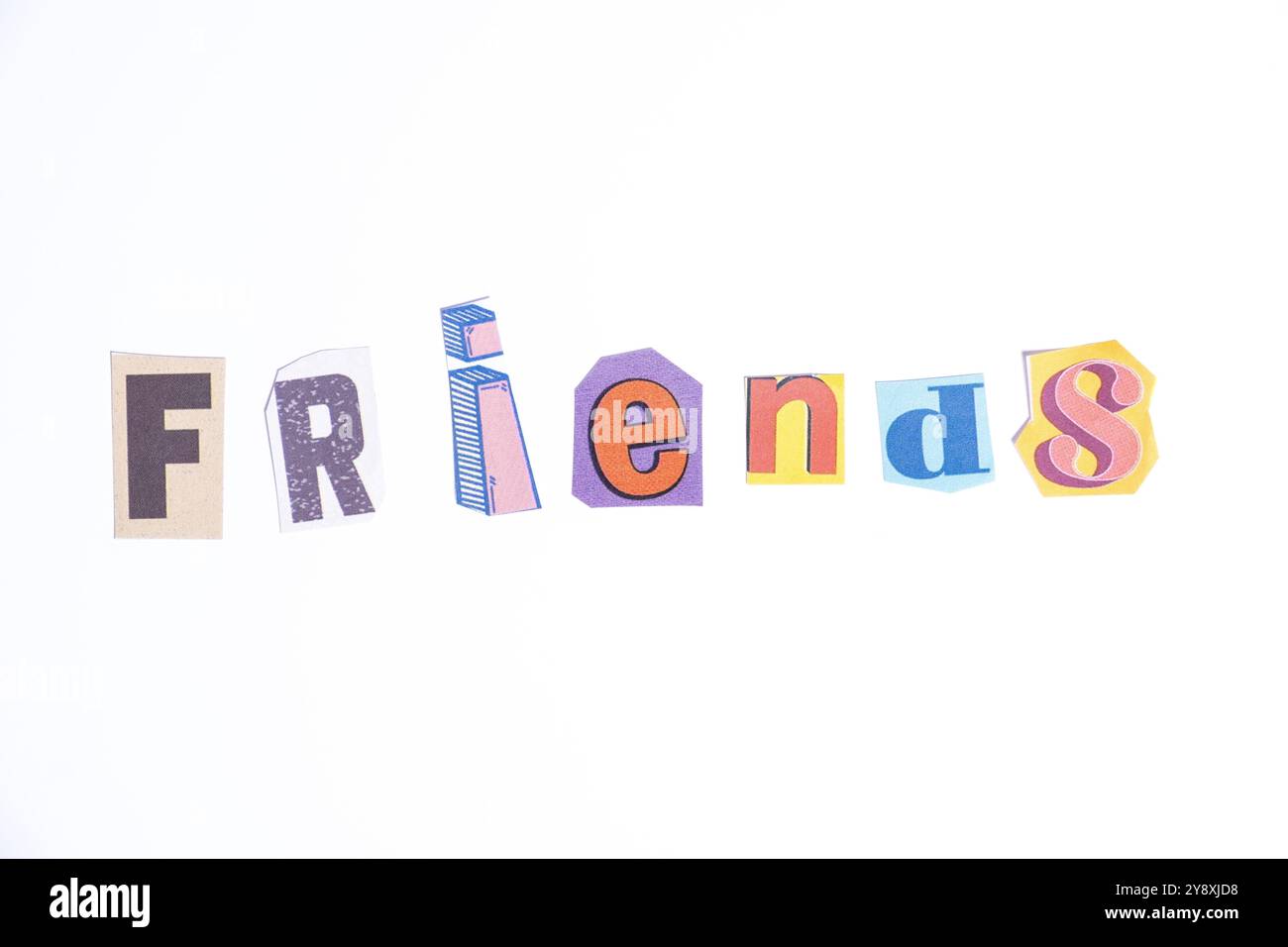 Frasare gli amici scritti in tipografia ritagliata in stile giornale isolata su sfondo bianco. Foto Stock