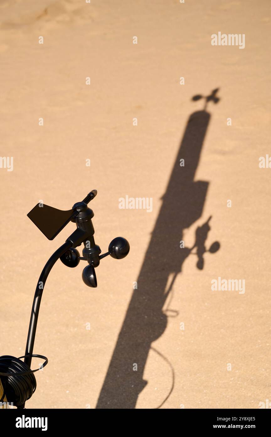 Prova sulle dune della costa di Fylde per guidare la sabbia soffiata dal vento in aree specifiche per costruire dune Foto Stock