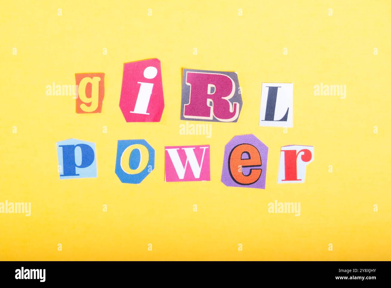 Phrase Girl Power scritto in tipografia ritagliata in stile giornale, isolata su sfondo giallo. Foto Stock