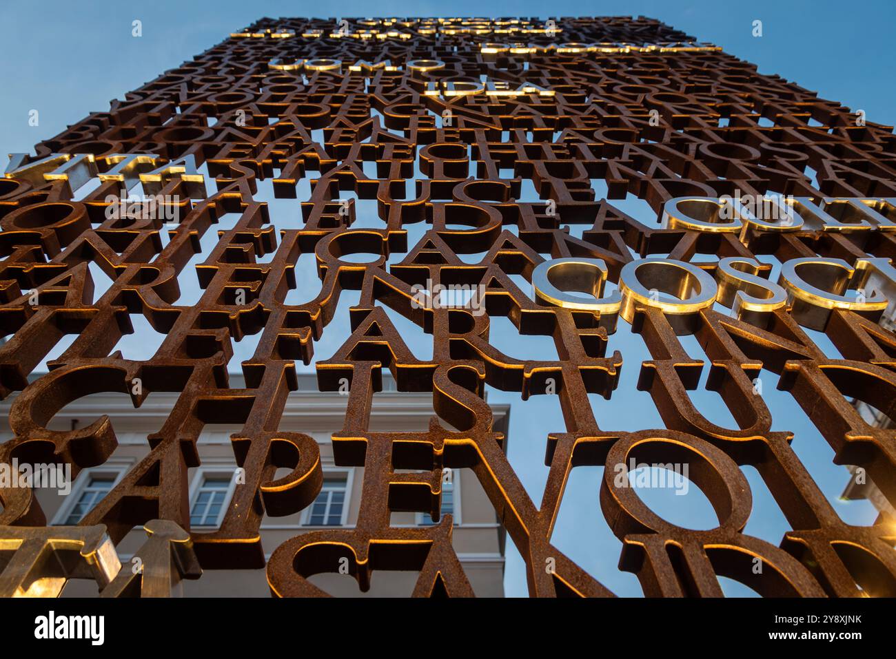 Savona, Liguria, Italia. Nella piazza omonima è eretto un monumento in ricordo del Presidente della Repubblica Sandro Pertini. Foto Stock