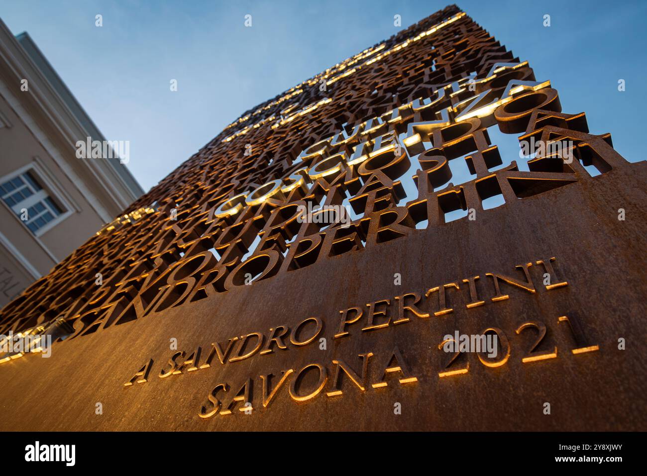Savona, Liguria, Italia. Nella piazza omonima è eretto un monumento in ricordo del Presidente della Repubblica Sandro Pertini. Foto Stock