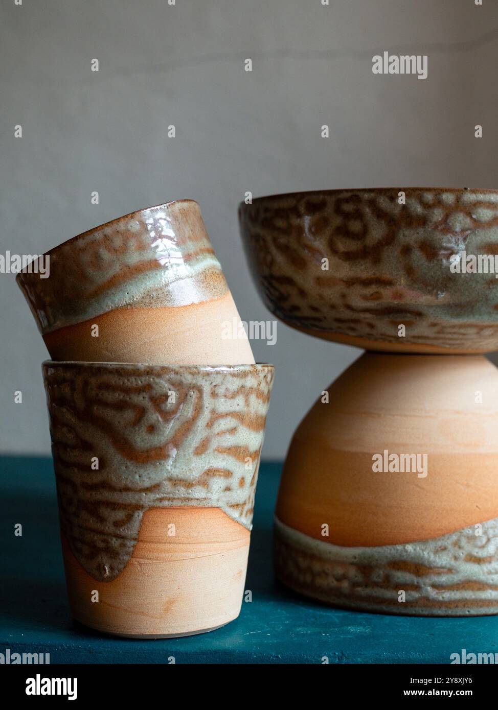 Splendida composizione artigianale di ceramiche, tazze, ciotole e utensili su un armadietto blu, fatto a mano in francia, stile rustico Foto Stock