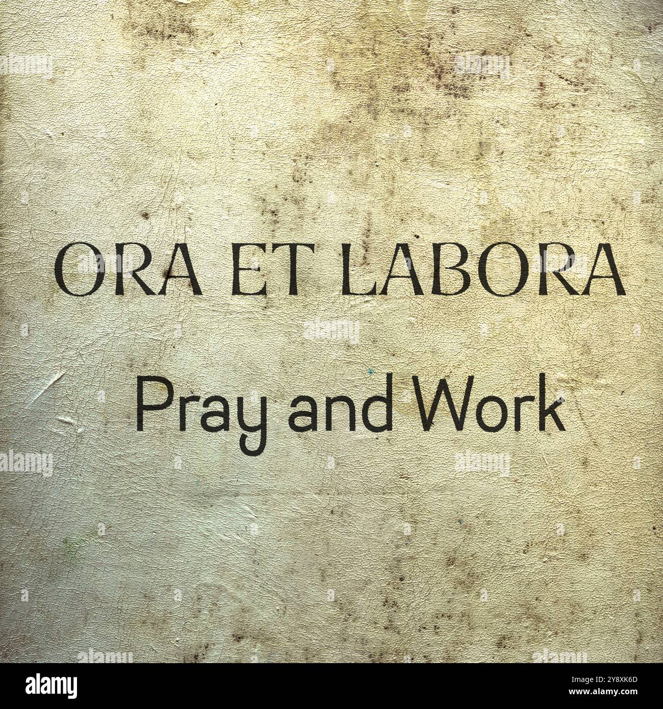 Prega e lavora - proverbio latino originale con traduzione in inglese Foto Stock