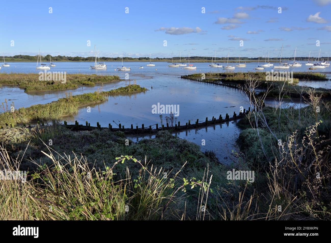 la sera autunnale del sole sulle barche sul fiume deben a waldringfield, suffolk, inghilterra Foto Stock