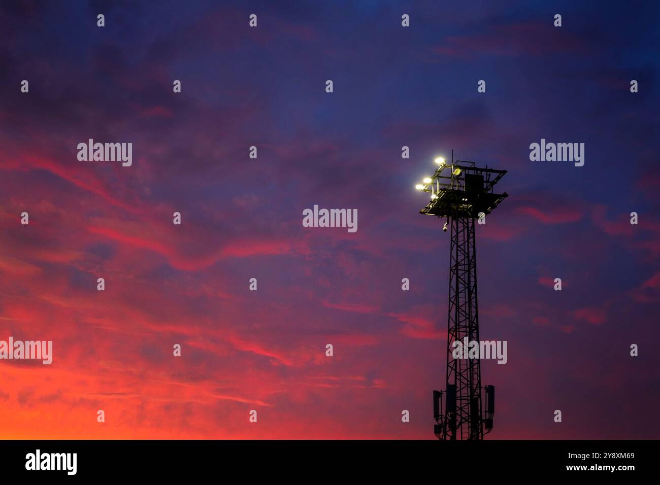 Torre faro esterna o inondazione di luce contro il cielo spettacolare al crepuscolo. Vista orizzontale, spazio di copia. Foto Stock