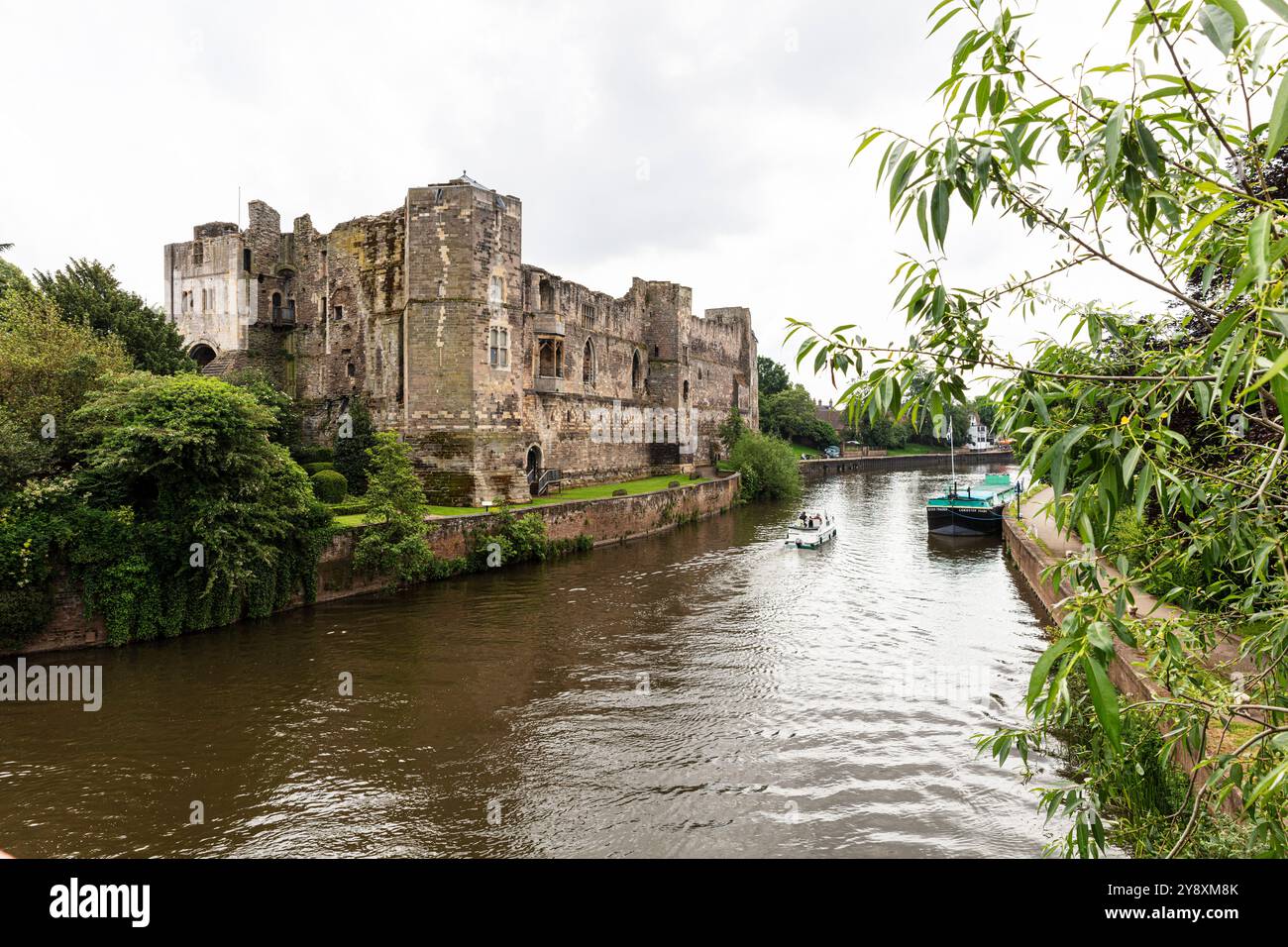 Newark Castle, Newark, Newark on Trent, Nottinghamshire, UK, Inghilterra, castello di Newark Regno Unito, castello, castelli, fiume Trent, fiume, fiumi, Trent Foto Stock
