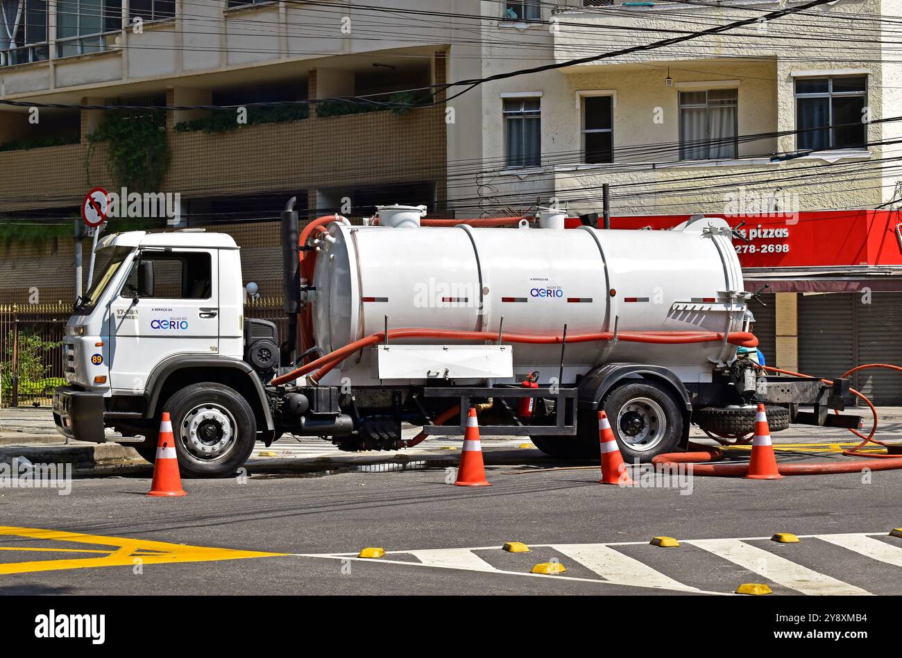 RIO DE JANEIRO, BRASILE - 31 agosto 2024: Camion della società di approvvigionamento idrico e lavoratori che effettuano riparazioni nel quartiere di Tijuca Foto Stock