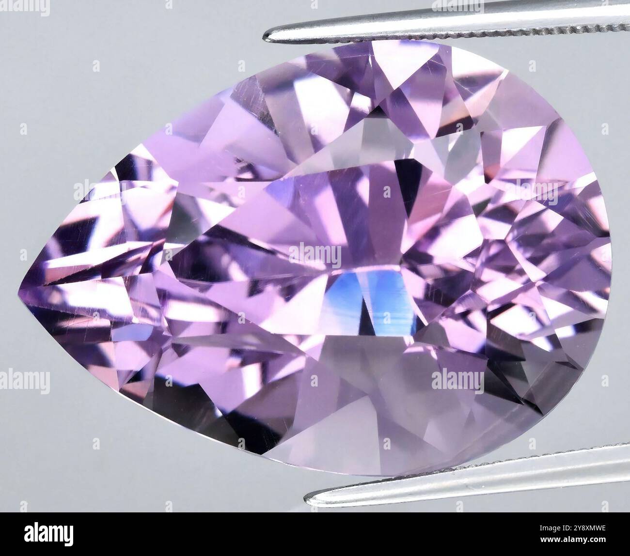 Elegante pietra preziosa ametista brillante illuminazione sotto controllo. Foto Stock