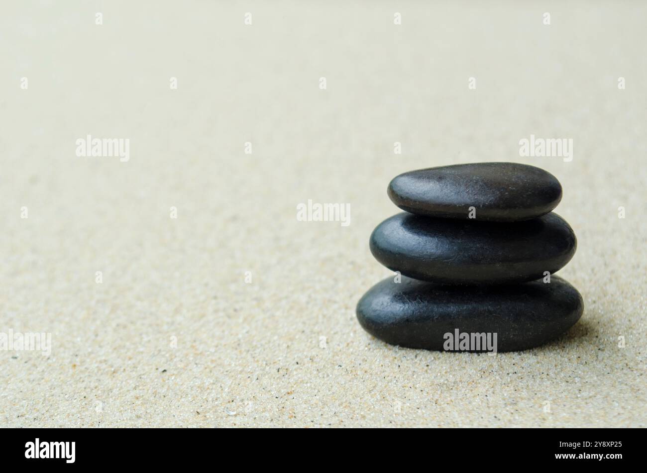 Pietre zen nere con spazio personalizzabile per testo o idee. Foto Stock