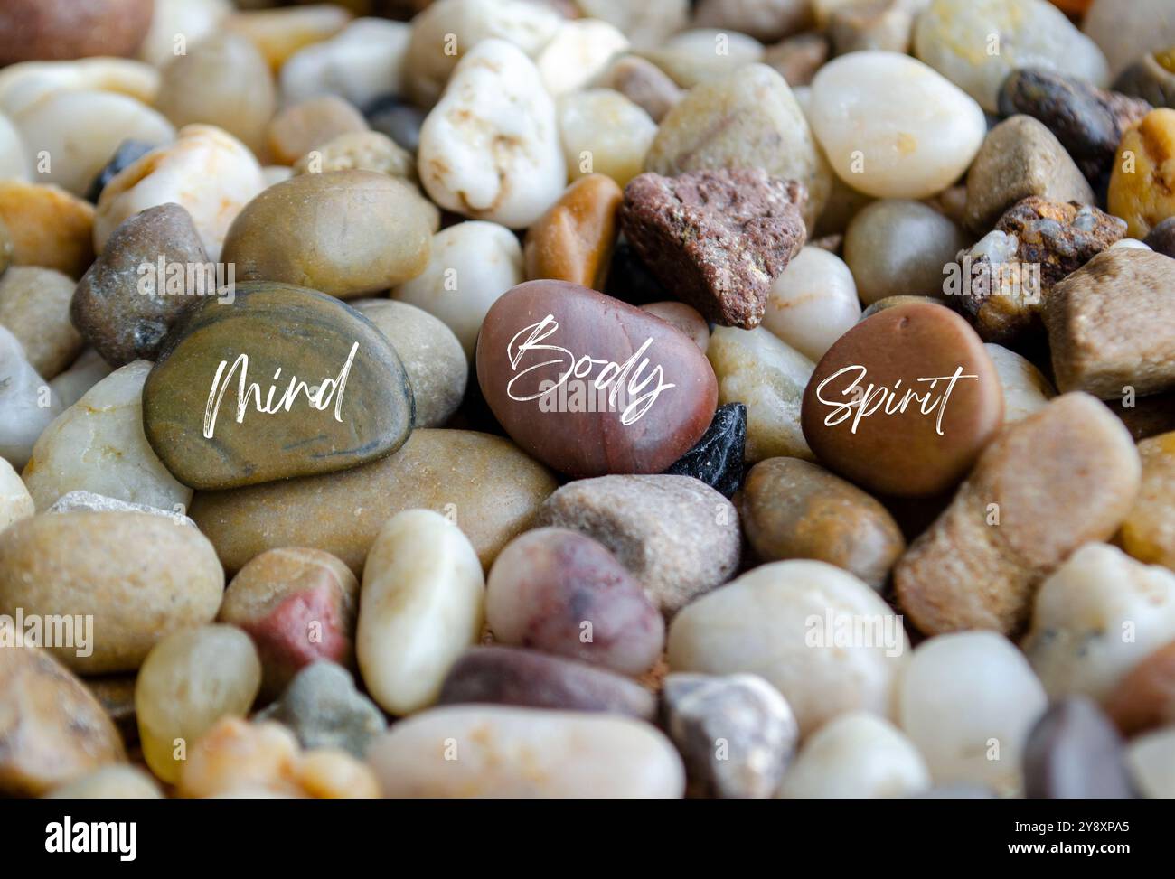 Testo di mente, corpo e Spirito sulle pietre da spiaggia. Concetto di benessere. Foto Stock