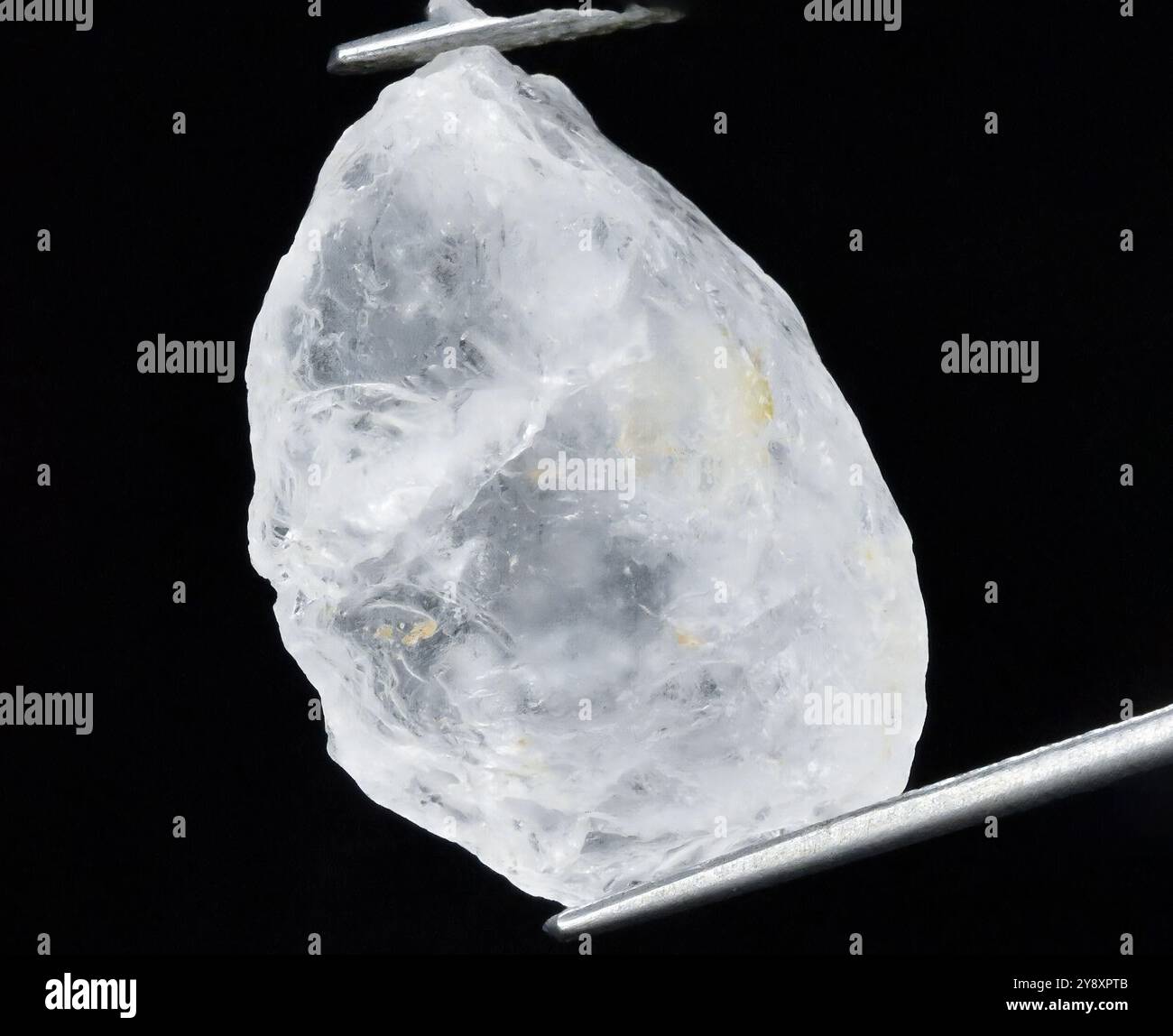 Scintillante trasparenza di una danza a cristalli crudi che riflette la luce. Foto Stock