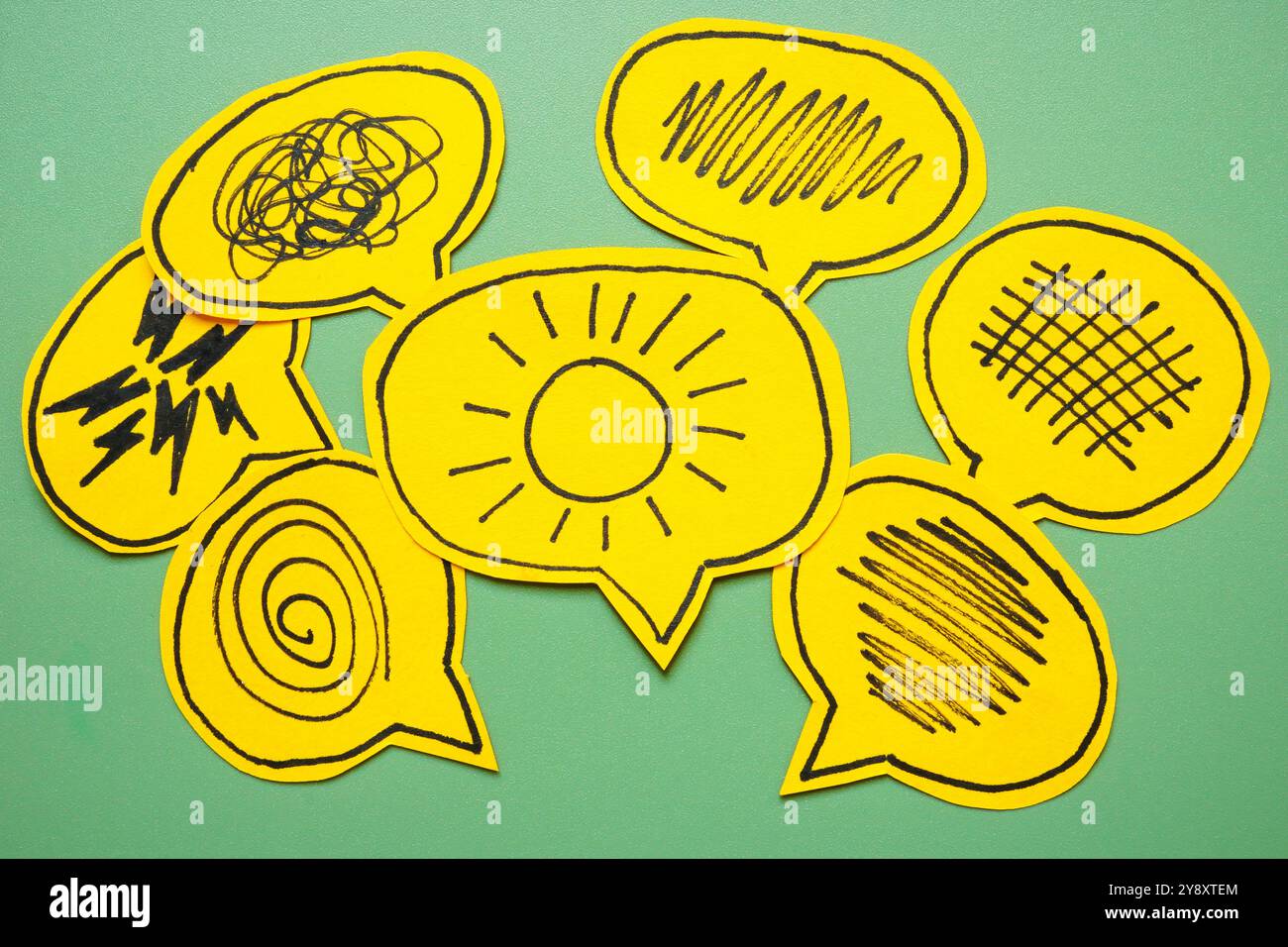 Simboli di emozioni negative e il sole come positivo. Simboleggia il superamento della negatività. Foto Stock