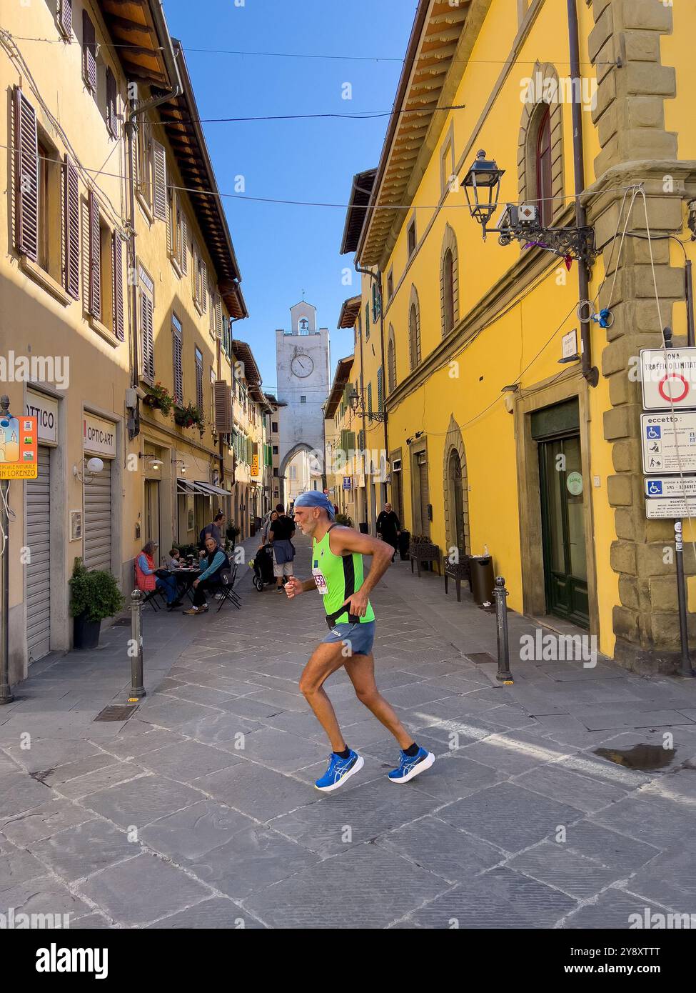 Borgo San Lorenzo, Italia - 29 settembre 2024: Gara di corsa atletica durante la mezza maratona del Mugello Foto Stock