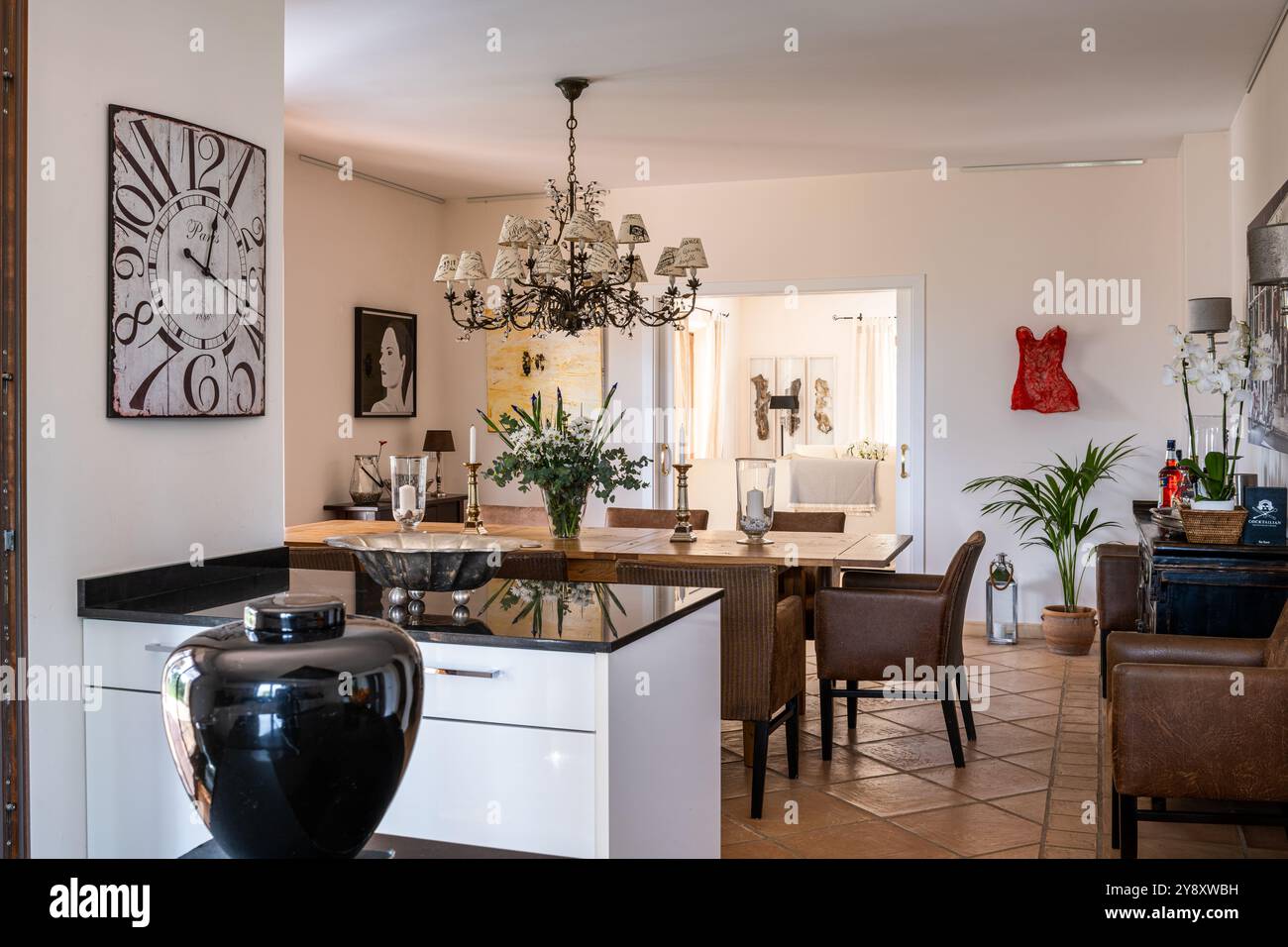 Orologio surreale e vista del lampadario sopra il tavolo da pranzo villa spagnola, Mallorca. Foto Stock