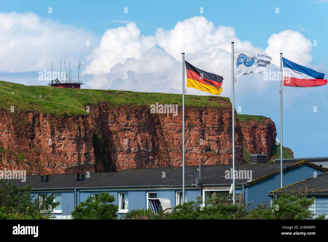 Bandiere all'ostello della gioventù, ammira la scogliera di arenaria rossa, l'isola d'alto mare di Helgoland, il Mare del Nord, Schleswig-Holstein, il distretto di Pinneberg, Germania Foto Stock