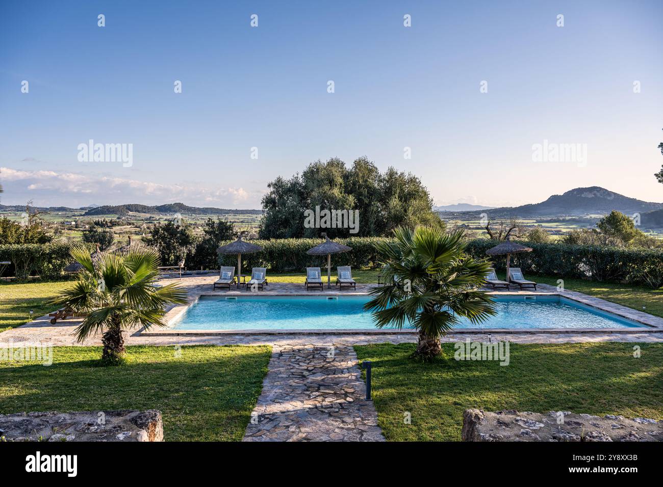 Piscina nel giardino di lussuose ville spagnole con vista del paesaggio di Maiorca. Foto Stock