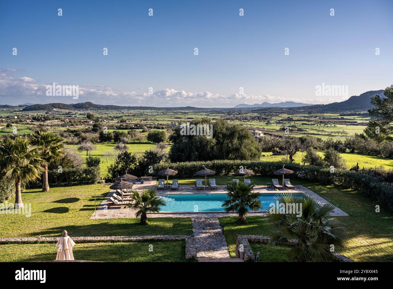 Piscina nel giardino di lussuose ville spagnole con vista del paesaggio di Maiorca. Foto Stock