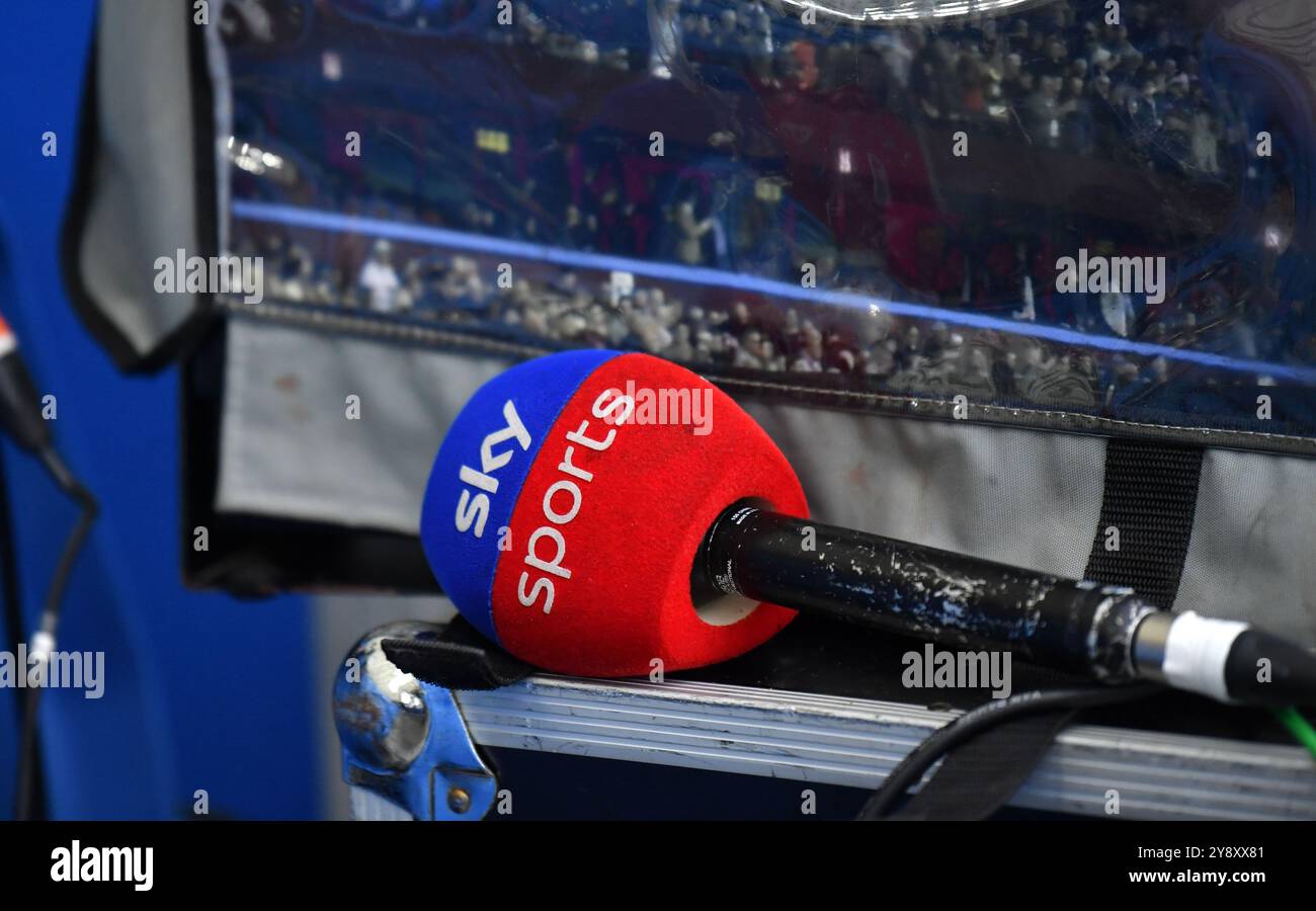 Microfono televisivo Sky Sports durante la partita di Premier League tra Brighton e Hove Albion e Tottenham Hotspur all'American Express Stadium di Brighton, Regno Unito - 6 ottobre 2024 - foto Simon Dack / Telephoto Images. Solo per uso editoriale. Niente merchandising. Per le immagini di calcio si applicano restrizioni fa e Premier League inc. Non è consentito l'utilizzo di Internet/dispositivi mobili senza licenza FAPL. Per ulteriori dettagli, contattare Football Dataco Foto Stock