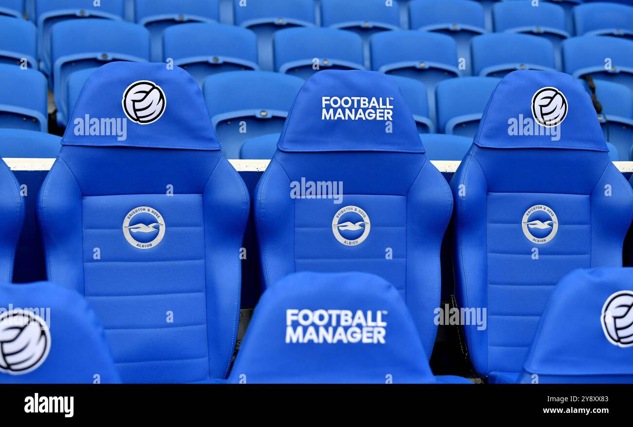 I posti a sedere del Football Manager durante la partita di Premier League tra Brighton e Hove Albion e Tottenham Hotspur all'American Express Stadium di Brighton, Regno Unito - 6 ottobre 2024 - foto Simon Dack / Telephoto Images. Solo per uso editoriale. Niente merchandising. Per le immagini di calcio si applicano restrizioni fa e Premier League inc. Non è consentito l'utilizzo di Internet/dispositivi mobili senza licenza FAPL. Per ulteriori dettagli, contattare Football Dataco Foto Stock