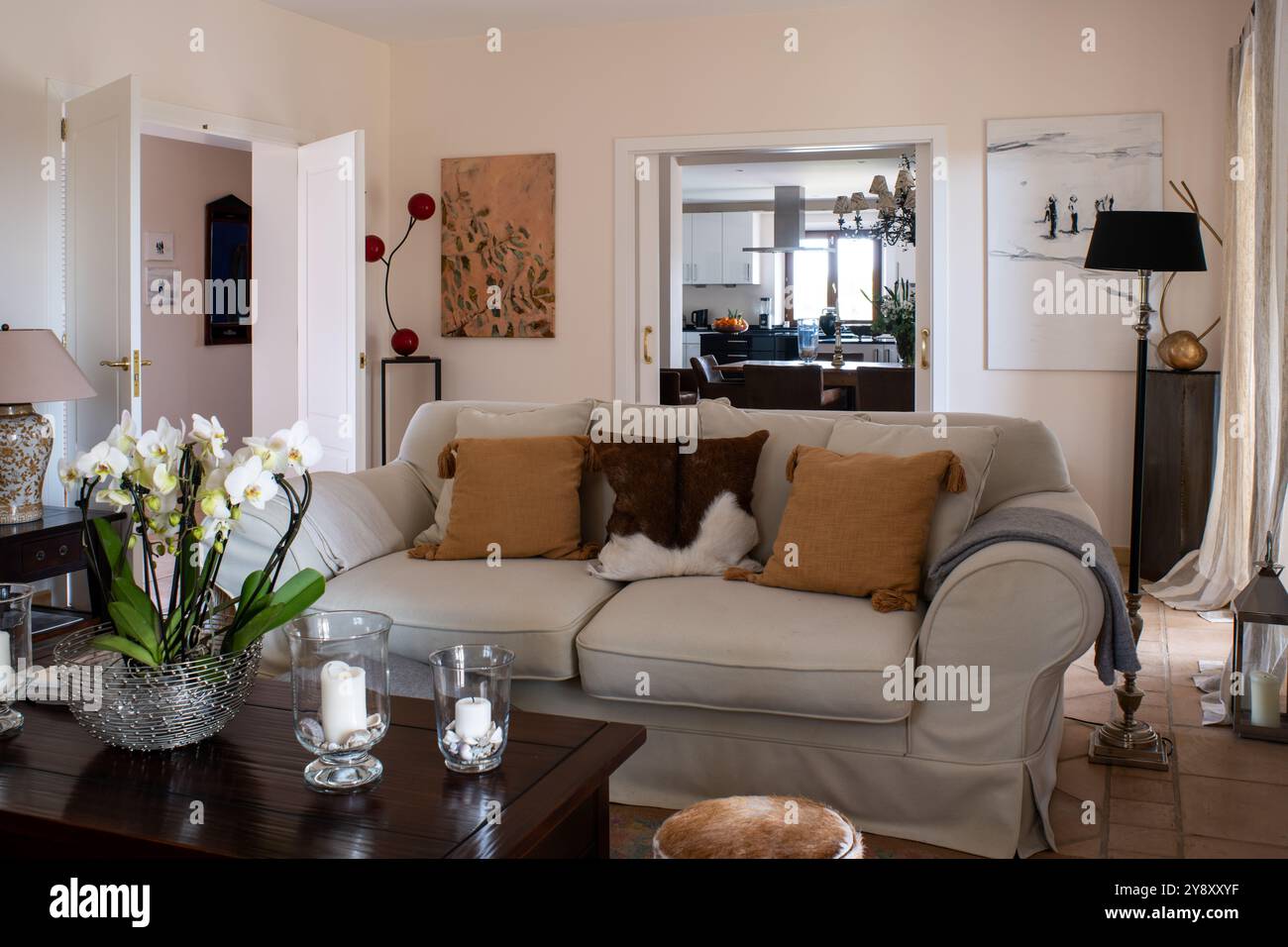 Divano a due posti nel soggiorno della villa spagnola di Maiorca. Foto Stock