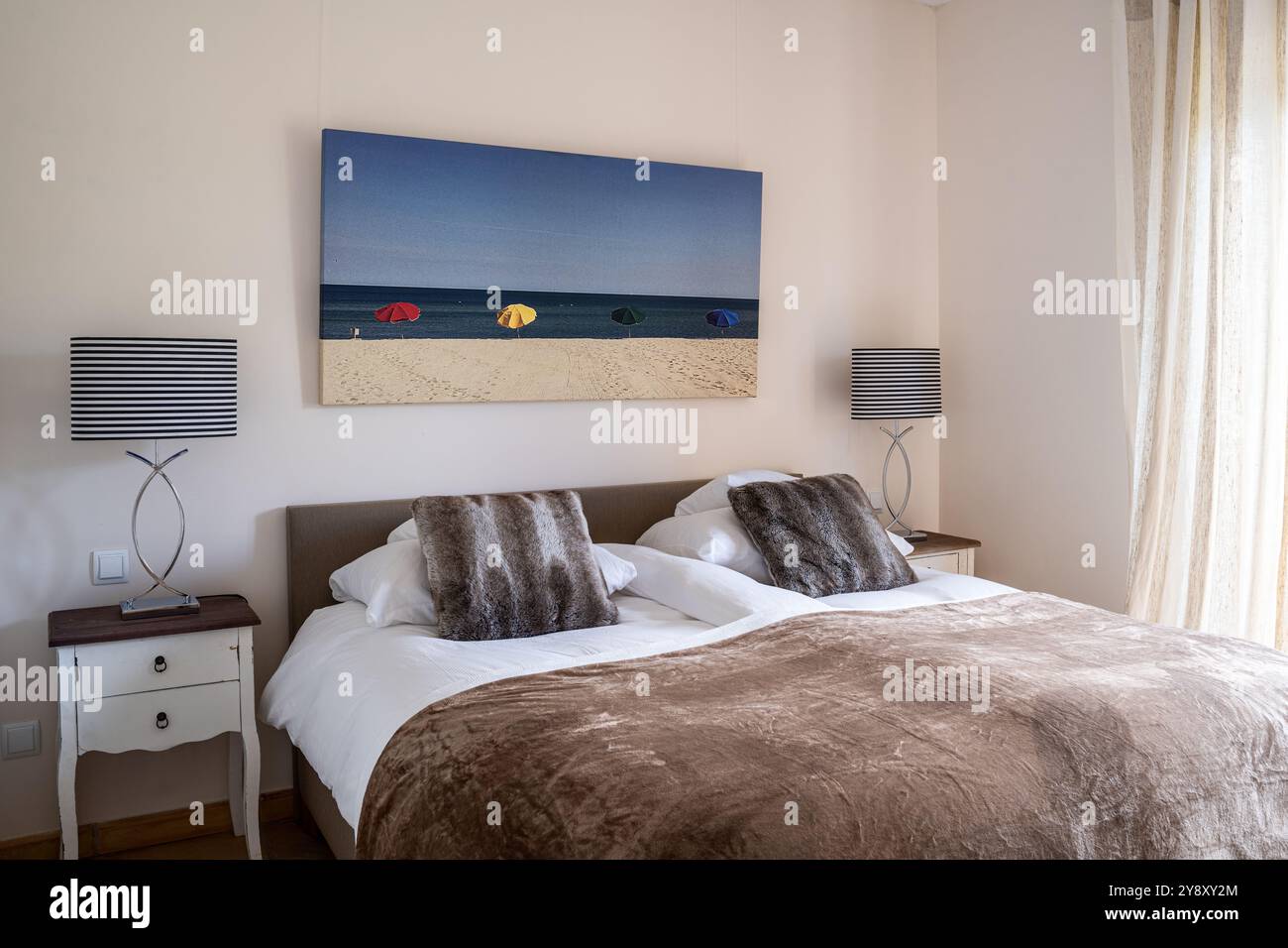 Vista sulla spiaggia sopra il letto matrimoniale con getti di pellicce nella villa spagnola di Maiorca. Foto Stock