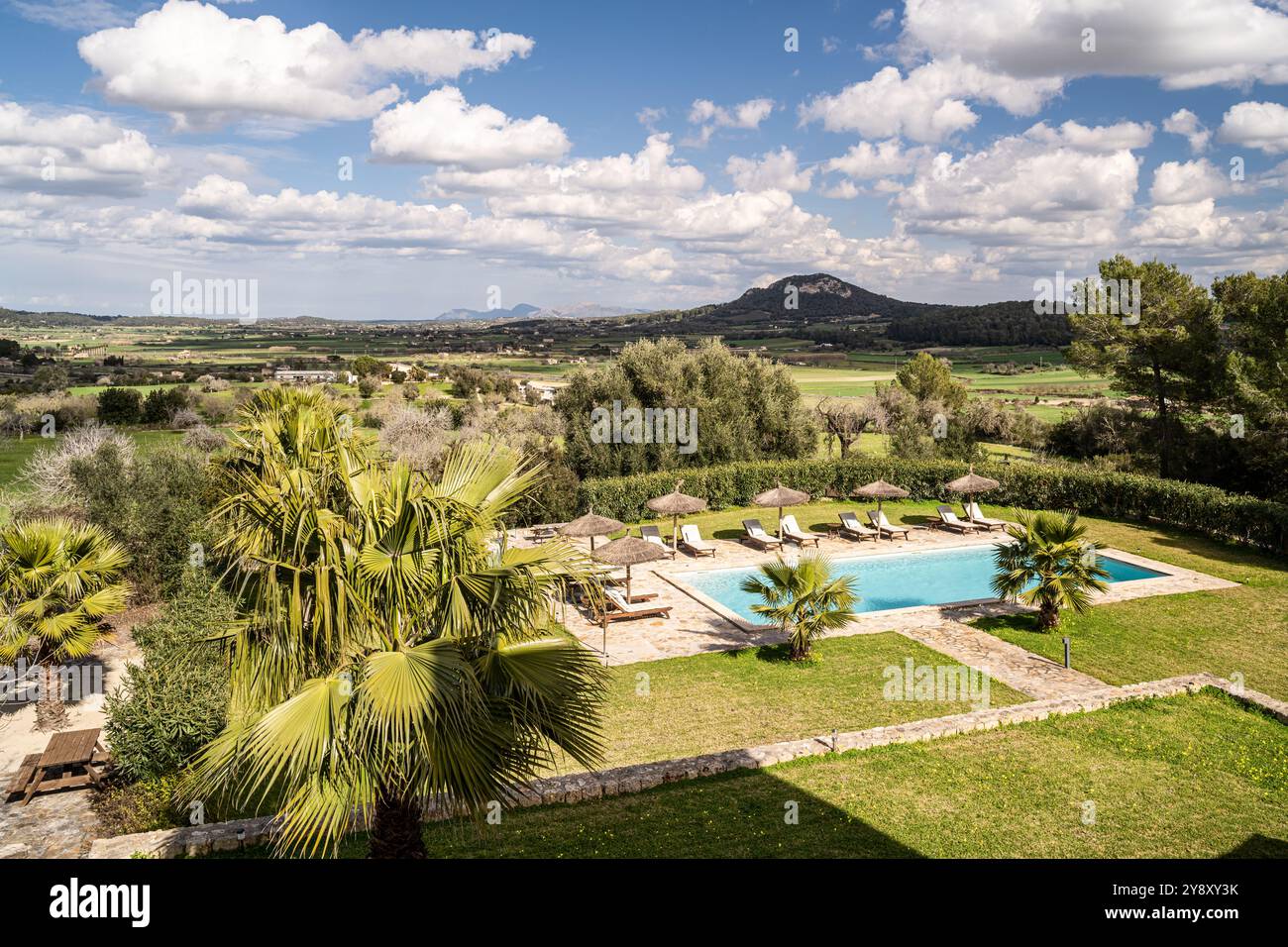 Piscina nel paesaggio spagnolo di Maiorca. Foto Stock