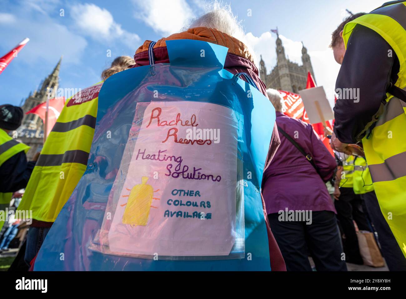 Londra, Regno Unito. 7 ottobre 2024. Un pensionato in una manifestazione fuori dalle camere del Parlamento per protestare contro la decisione del governo di testare i mezzi per il pagamento annuale del carburante invernale ai pensionati. La manifestazione arriva dopo che il Segretario generale di Unite si è spostato e ha vinto una mozione alla Conferenza del Partito Laburista per mantenere il pagamento del carburante invernale. Crediti: Stephen Chung / Alamy Live News Foto Stock